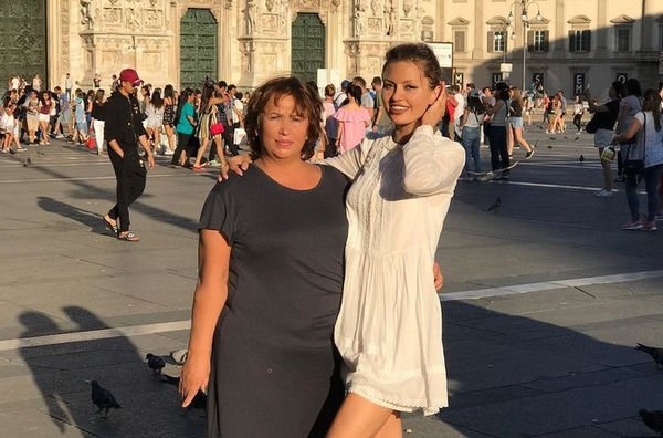 Виктория Боня опубликовала совместную фотографию с мамой