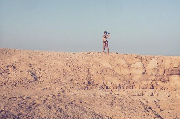 Кортни Кардашьян делится снимками в черном бикини в пустыне