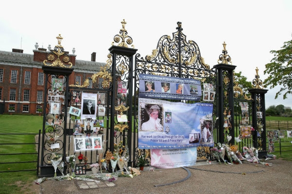 Британцы почтили память погибшей 20 лет назад принцессы Дианы