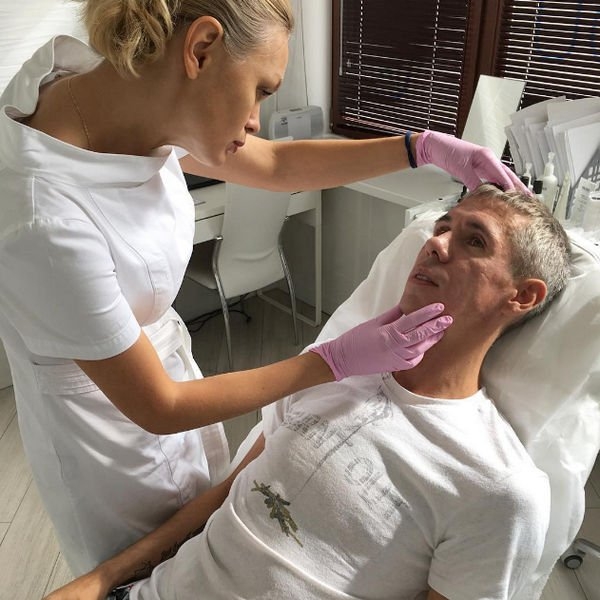 Алексей Панин пользуется услугами косметолога, чтобы омолодиться