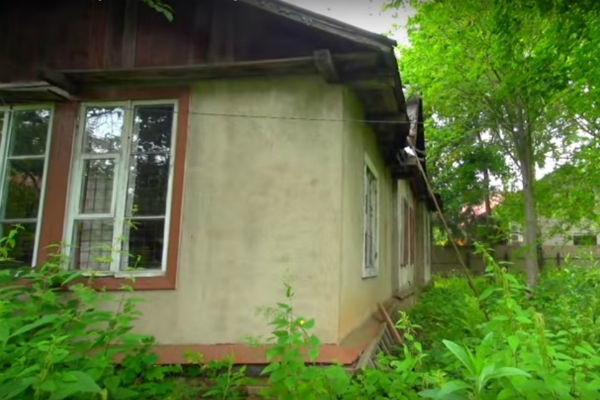 Жена и дочь Алексея Баталова увидели обновленный загородный дом после суда