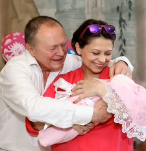 Дочь 70-летнего Бориса Галкина родилась раньше срока