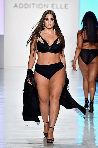 Модель plus-size Эшли Грэм прошла по подиуму в бикини