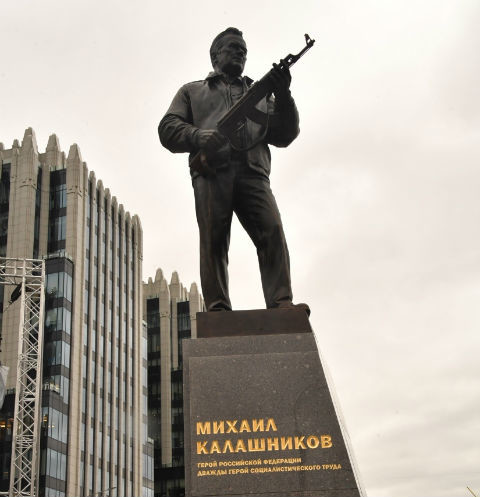 Лазарев и Макаревич возмущены установкой памятника Калашникову в центре Москвы