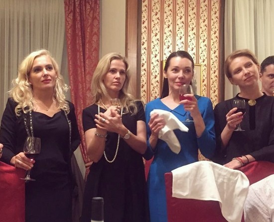 Беременная Елена Захарова развлеклась на вечеринке с Марией Порошиной