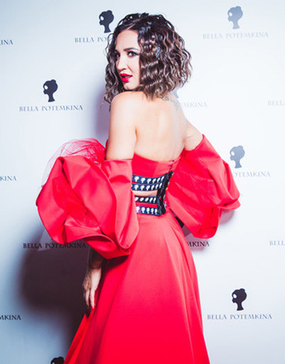 Ольга Бузова в прозрачном платье вызвала овации на Неделе моды