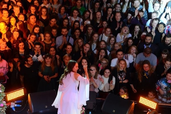 Певица Манижа расплакалась на первом сольном концерте в Москве