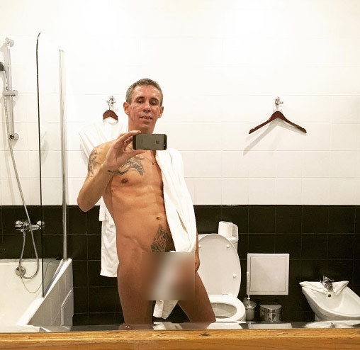 Алексей Панин поделился интимным фото из ванной