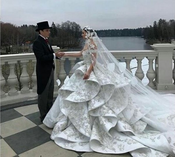В Сети опубликованы первые фотографии со свадьбы Саши Артемовой и Евгения Кузина