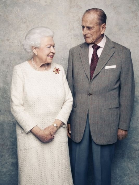 В сети появились кадры, приуроченные к 70-летию брака королевы Елизаветы II и принца Филиппа