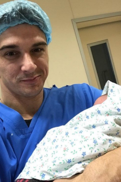 Актер Станислав Бондаренко поделился первым кадром с новорожденной дочкой