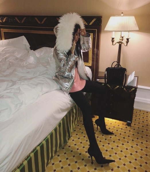 Марина Майер ночует в элитной гостинице, оставив дома годовалого сына