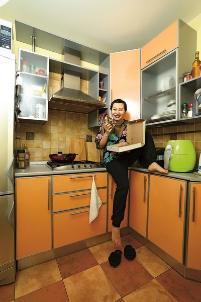 Финалистка шоу «Голос» Ян Гэ хранит одежду под диваном