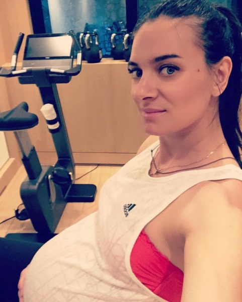 Елена Исинбаева продолжает активные тренировки на 9-м месяце беременности