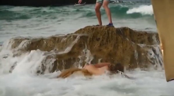 Полуобнаженная Кейт Аптон не смогла удержаться на скале во время съемок
