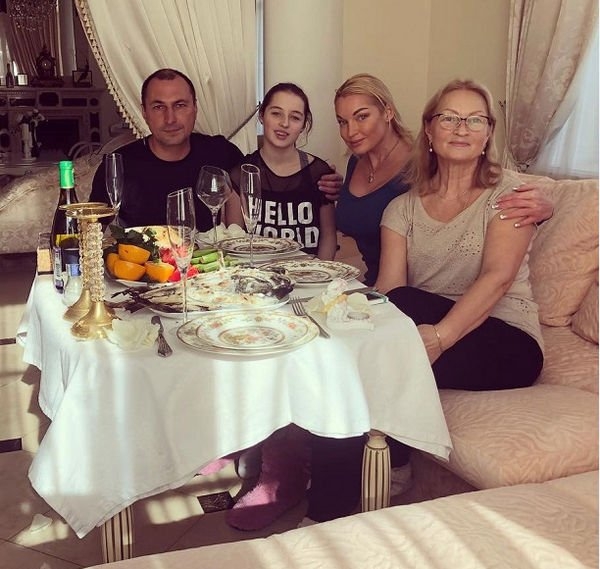 После слухов об астраханских квартирах Анастасия Волочкова устроила встречу с бывшим мужем