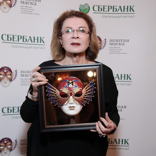 Лиза Боярская сверкнула декольте на театральной премии