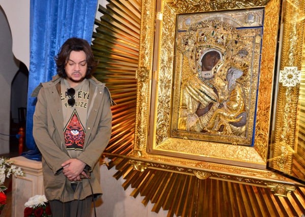Филипп Киркоров получил шквал критики за фото с иконой