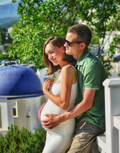 Беременная Мария Адоевцева устроила медовый месяц с мужем