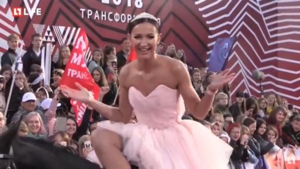 Ольга Бузова потеряла юбку на красной дорожке премии «МУЗ-ТВ 2018»