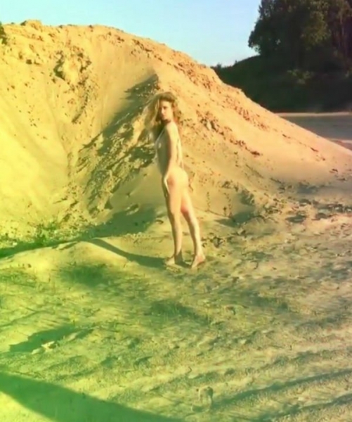 Наташа Ионова продемонстрировала тело в микро-купальнике на "горячем" снимке