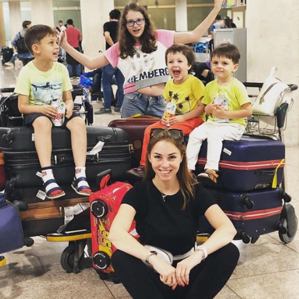 Полину Диброву с детьми задержали на паспортном контроле