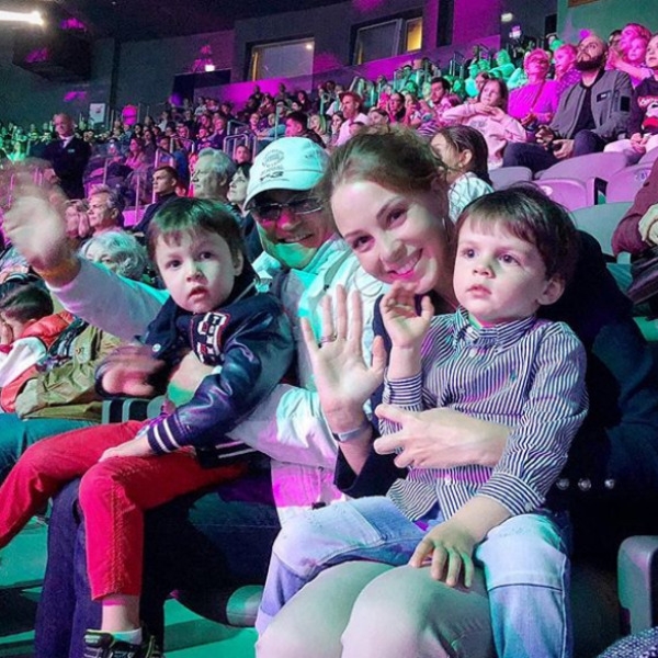 Полину Диброву с детьми задержали на паспортном контроле