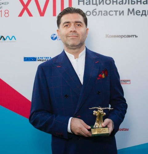 Бузова, Бородина и Галустян поздравили начальника с получением престижной премии