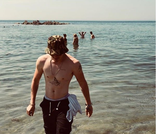 Brooklyn Beckham crazy fans of her naked torso - Celebrity 