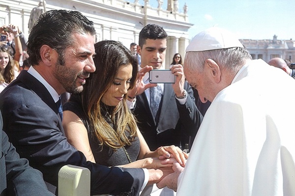 Ева Лонгория и Хосе Антонио Бастон помолились вместе с Папой Римским