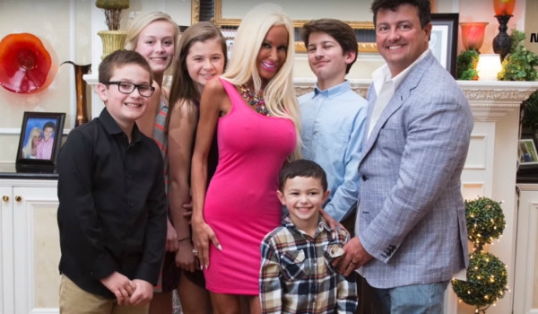 Мать 5-х детей за $500 тысяч превратилась в Барби