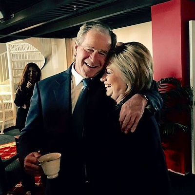 Фото Джорджа Буша и Хиллари Клинтон на похоронах Нэнси Рейган вызвало споры