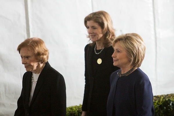 Фото Джорджа Буша и Хиллари Клинтон на похоронах Нэнси Рейган вызвало споры