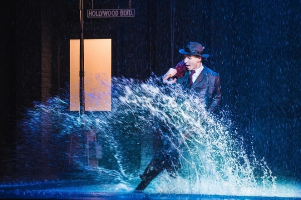 Мюзикл «Поющие под дождем» завершает прокат в Москве