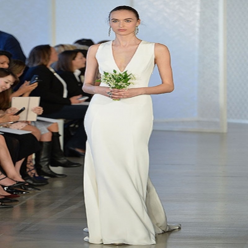Лучшее с Недели свадебной моды в Нью-Йорке: традиционная фата, открытые плечи и черный цвет