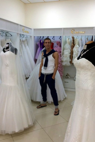 Алексей Панин выбирает свадебное платье невесте