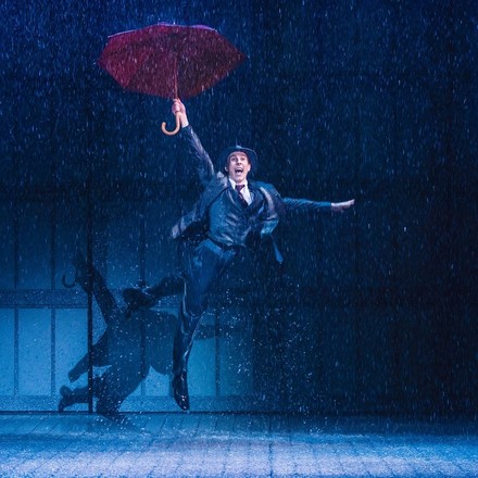 Мюзикл «Поющие под дождем» завершает прокат в Москве