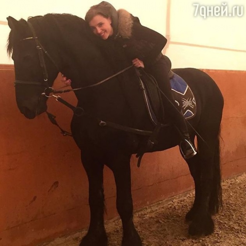 Ксения Алферова приручила лошадь
