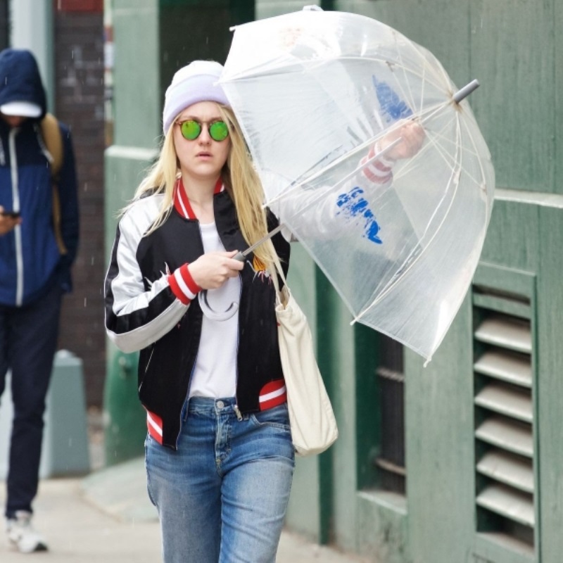 Дакота Фаннинг гуляла под зонтом в Нью-Йорке