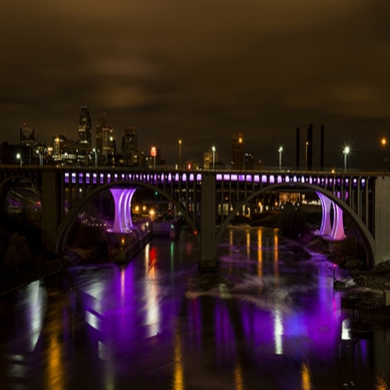 В память о Принсе здания и мосты в США подсветили фиолетовым цветом