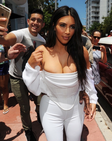 При параде: Ким отправилась на шопинг полуголая