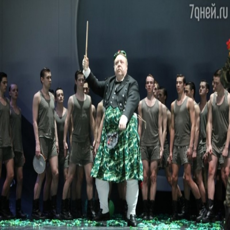 Алексей Кравченко вынес на театральную сцену грудничка