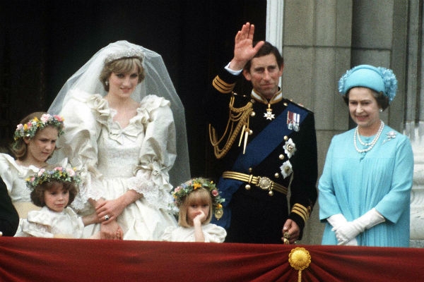 Елизавета II может отречься от престола в годовщину смерти Дианы