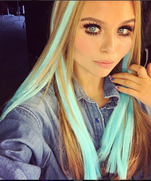 Стефания Маликова экспериментирует с голубым цветом волос