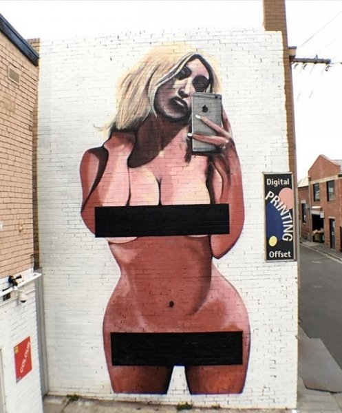 Полуголая Ким Кардашьян украсила стену в Австралии