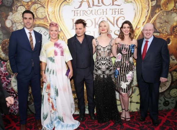 Джонни Депп похвастался новой стрижкой на премьере «Алисы в Зазеркалье»