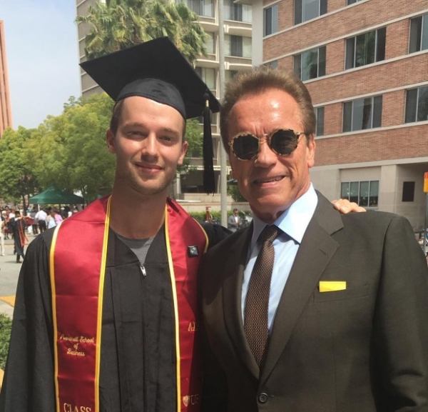 Арнольд Шварценеггер поздравил сына с окончанием колледжа