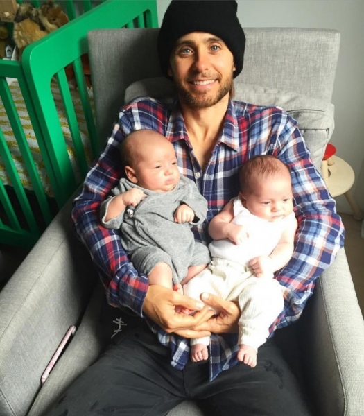 Джаред Лето опубликовал фото с двойняшками на руках
