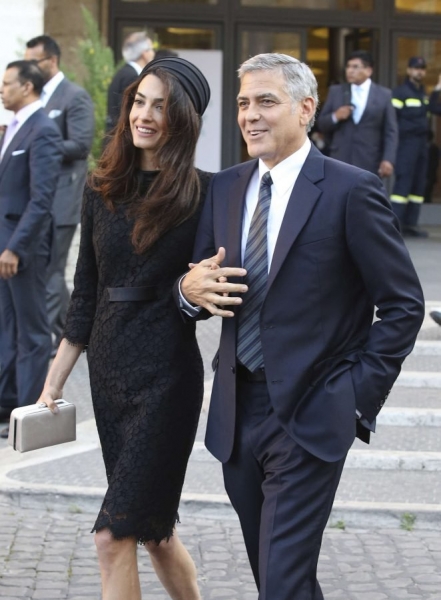 Амаль Аламуддин прибыла с мужем в Рим в черном платье