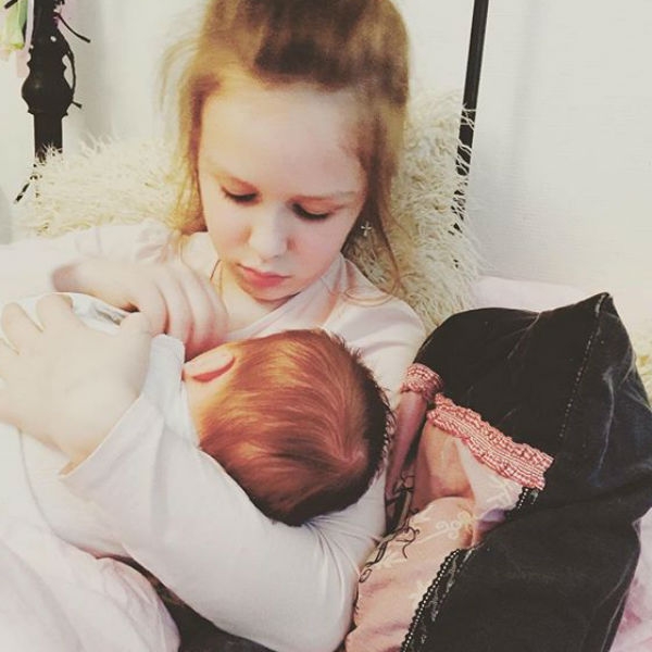 Старшая дочь Валерии Гай Германии нянчит новорожденную сестру